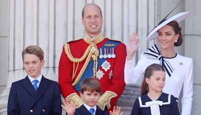 Kate Middleton estava exausta após participar de evento oficial com rei Charles, William e os filhos, diz site