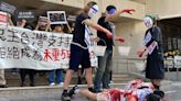 紅漆象徵加薩血跡斑斑！民團呼籲台灣勿當以色列種族滅絕幫兇
