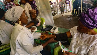 Enfermeros no cualificados, títulos falsos y la emigración ponen en peligro a los pacientes en Nigeria