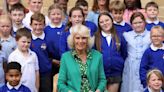 Queen presents children with books during primary school visit