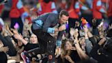 Coldplay appreciate Roma colors during Stadio Olimpico concert: “Nice jersey.”