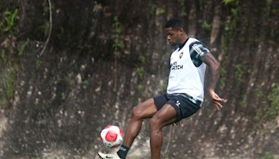 Júnior Santos, do Botafogo, passa por cirurgia na tíbia e tem retorno estimado em até três meses