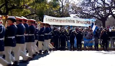 "Los carapintadas tienen razón": la bandera que acompañó el desfile militar | Una reivindicación al golpismo, a metros del palco de Milei y Villarruel