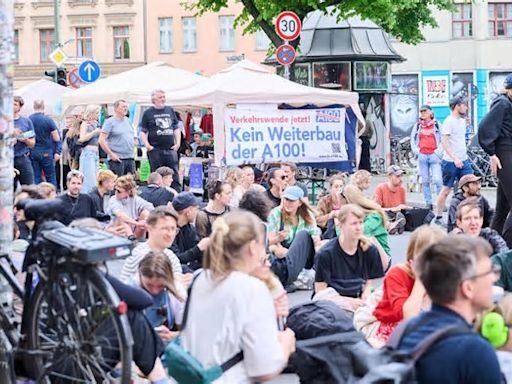 Straßenfest in Berlin-Kreuzberg: Friedlicher Protest gegen Tesla und A100-Ausbau