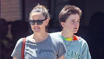 Jennifer Garner is casual and cool while out with her middle kid Fin