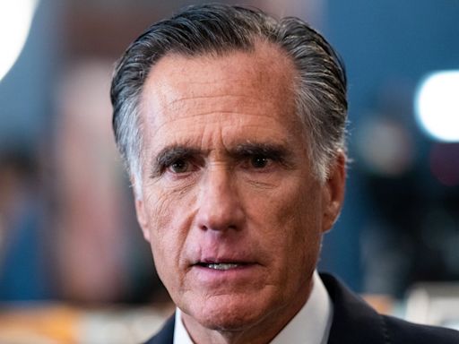 Romney dice que Biden debió haber perdonado a Trump