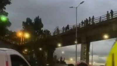 Mujer paralizó el tráfico en puente de Bogotá: congestión en Transmilenio y caos en el norte