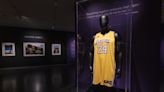 Una camiseta de Kobe Bryant de Los Angeles Lakers es subastada por casi seis millones de dólares
