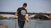 Desde urnas de difuntos hasta una moto, todo lo que se puede encontrar en las aguas del Guadalquivir