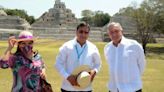 AMLO y presidente de Bolivia visitan la zona arqueológica de Edzná