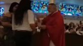 Un sacerdote en Florida mordió a una mujer que intentó tomar las hostias de la Comunión