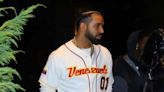 Drake sacude redes luciendo camiseta de la Vinotino de Béisbol