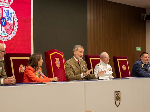 El rey Felipe VI bromea en un acto con militares tras pedir que se sentaran y dejaran de aplaudir: "Veo que tengo poca autoridad"