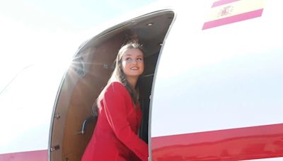 La princesa Leonor debuta en su primer viaje oficial con un ‘look’ inspirado en su madre, la reina Letizia: traje sastre y ‘top’