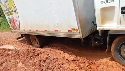 Estudiantes se quedan sin comida porque camión quedó atrapado en camino de barro