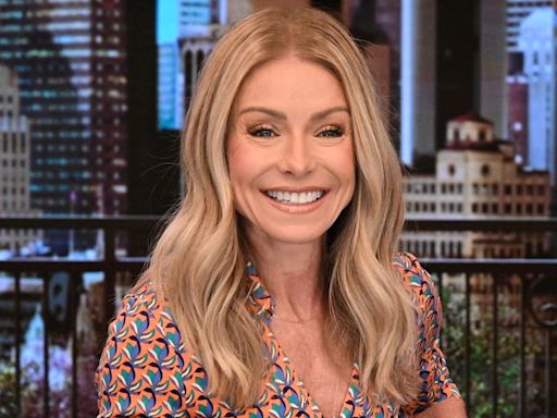 Kelly Ripa looks beyond tiny as she poses for a photo in the Live studios