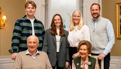 La Familia Real Noruega felicita la Pascua con foto de familia por fin al completo y con Harald de Noruega muy recuperado