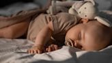 Fatores externos afetam o sono dos bebês? Entenda como mudanças na rotina impactam os pequenos
