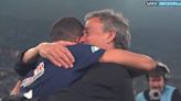 El viral abrazo (con colleja) de Luis Enrique a Mbappé - MarcaTV