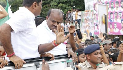 Kumaraswamy assures efforts to revive VISL and HMT