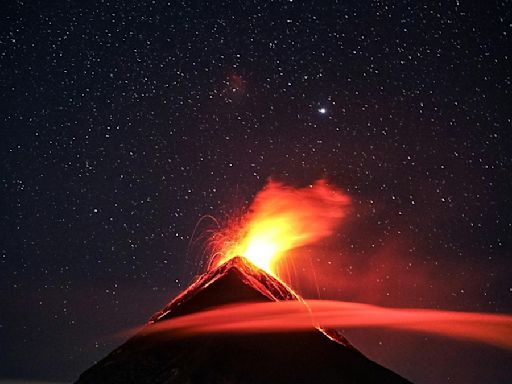 冰島火山五度噴發！熔岩高達50公尺 藍湖溫泉急疏散