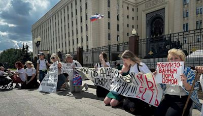 Frauen und Mütter von russischen Soldaten protestieren in Moskau für deren Rückkehr