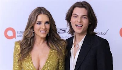 Elizabeth Hurley asegura que se sintió "segura" haciendo escenas de sexo al dirigirla su hijo: "Estoy tan relajada"