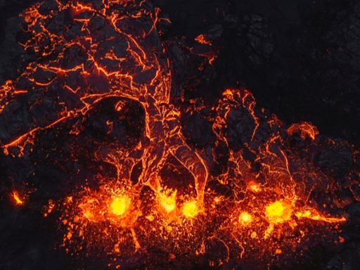 火之噴泉！冰島火山噴發絕美如燦爛花火 遊客冒死衝 | 國際焦點 - 太報 TaiSounds