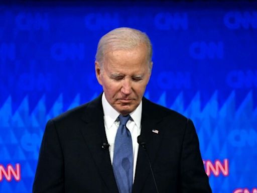 Biden está passando vergonha e precisa desistir da disputa à presidência, diz The New York Times em editorial