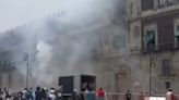 Estudiantes de Ayotzinapa lanzan cohetes contra Palacio Nacional; 26 policías heridos