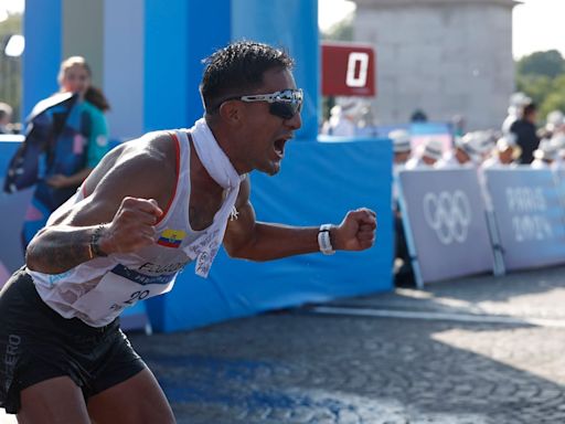 ‘En los últimos metros no podía más, pero me dije: ‘esto va a ser mío’. Los sueños se cumplen’, dice Brian Daniel Pintado, medalla de oro en los 20 kilómetros marcha de los Juegos Olímpicos