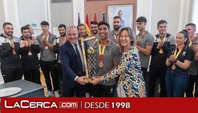 El Balonmano Guadalajara recibe la copa de campeón de liga de manos de la Federación en el Ayuntamiento