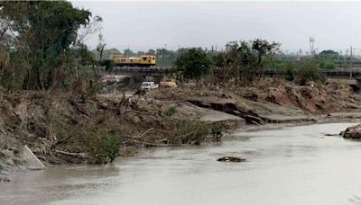 八掌溪橋路基掏空鐵軌懸半空 新營嘉義台鐵中斷以公路接駁 - 生活