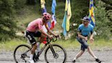 ‘Ahora te lo quedas’, la felicitación y abrazo del esloveno Tadej Pogacar, virtual ganador del Tour de Francia, a Richard Carapaz y su liderato en la montaña