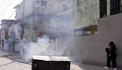 Moradores e policiais entram em confronto durante operação na Cidade de Deus, no Rio