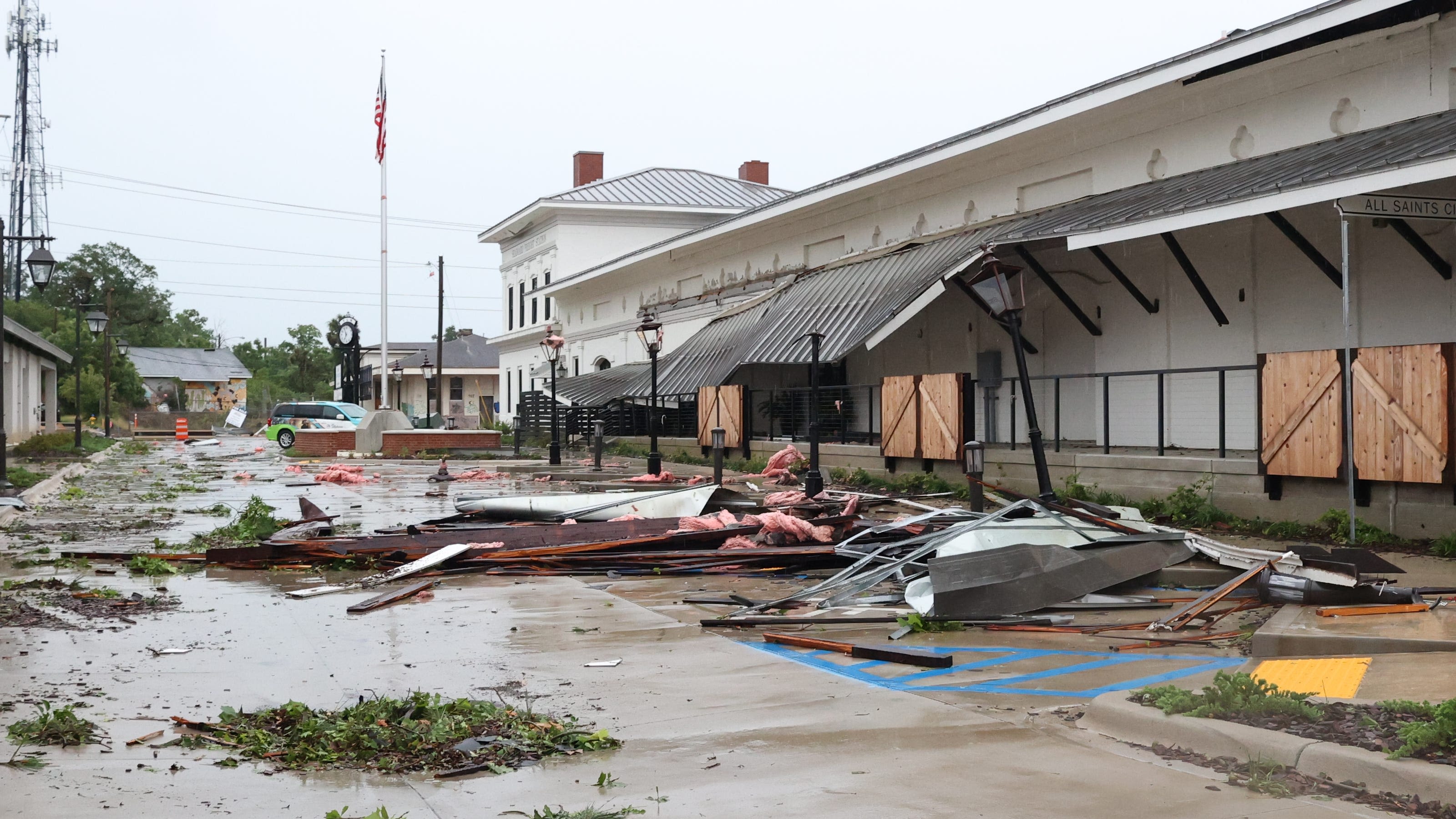 Tallahassee tornado live updates: Woman killed, 80,000 without power amid widespread damage