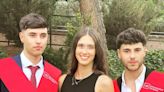 Raquel Rodríguez, una madre muy orgullosa en la graduación de sus hijos mayores: Markel, de 22 años, e Iker, de 21