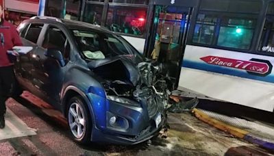 Buenos Aires: un auto cruzó en rojo, chocó a un colectivo y el transporte terminó en la vereda | Policiales