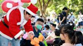 台南耶誕跨年首場活動總爺登場 劇團造型氣球吸引近萬民眾同樂