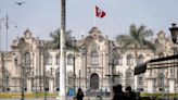 Extranjeros deberán pagar multa si exceden permiso de permanencia en Perú, a riesgo de sufrir expulsión del país - La Tercera