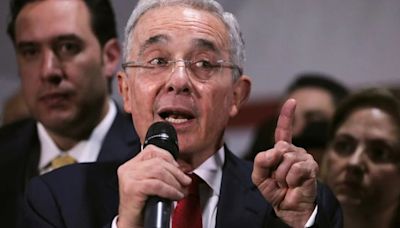 Álvaro Uribe afirmó que la salida de EPS Sura del sistema de salud es la “quiebra” del sector privado y habló de “miseria socialista”