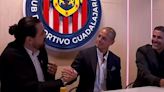 "Chicharito" Hernández ya firmó con Chivas