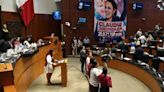 Despliegan lona gigante con foto de Claudia Sheinbaum en el Senado