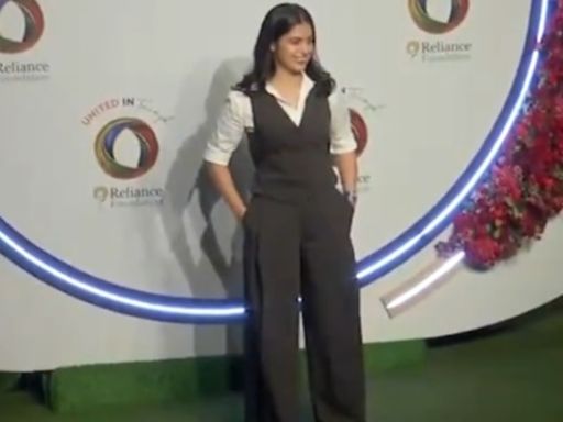 WATCH: Manu Bhaker, Indian Paris Olympics, Paralympics 2024 contingent arrive at Mukesh Ambani's Antilia for reception organised by Nita Ambani