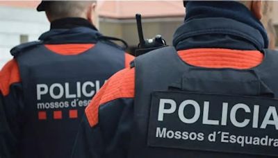 Los Mossos requisan más de 100 móviles nuevos en inspecciones en Barcelona para buscar objetos robados