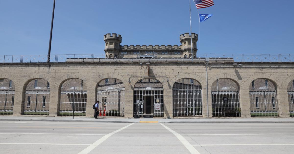 Waupun prison warden resigns amid federal contraband investigation, ongoing lockdown