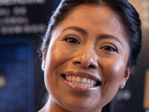 Yalitza Aparicio presumió su silueta en microtop blanco