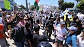 Violentos enfrentamientos entre manifestantes propalestinos y contramanifestantes en Los Ángeles, según videos