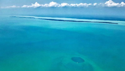 Científicos descubren el agujero azul más profundo del mundo en México