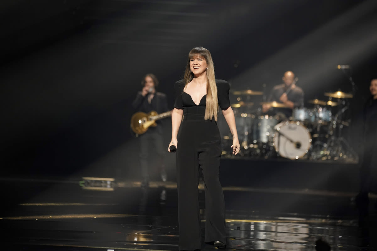 Fans Call Original Artist of Kelly Clarkson's Latest 'Insane' Cover 'Another Victim': 'You Just Lost Your Song'